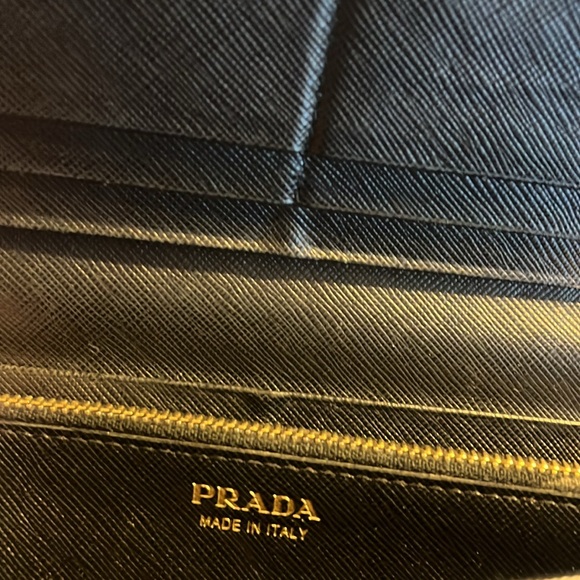 Prada Large Saffiano Leather Wallet - not used much, it’s in very good condition - Picture 9 of 10